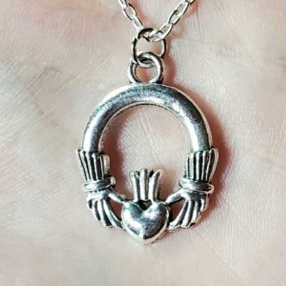 NWOT Silver Celtic Claddagh Necklace - Picture 4 of 13